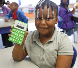 niña sosteniendo una calculadora verde