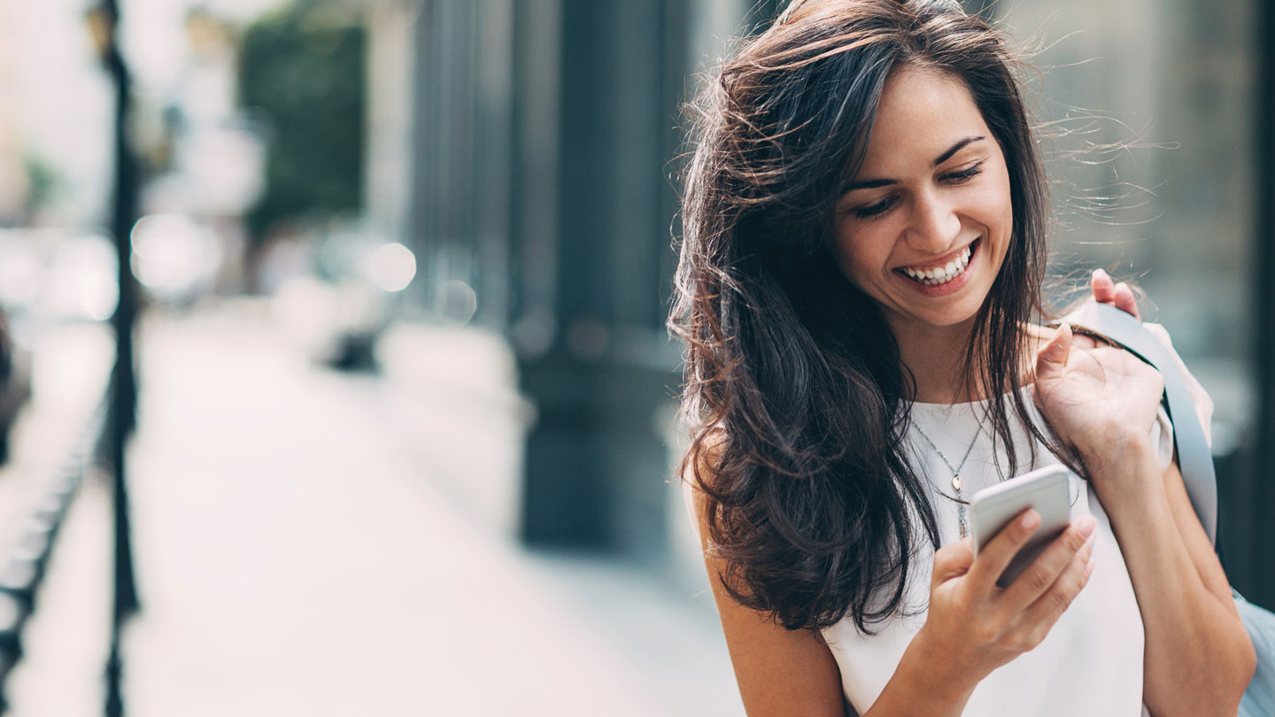 mujer joven con teléfono