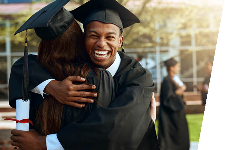 estudiante afroamericano abrazando a compañera en graduación