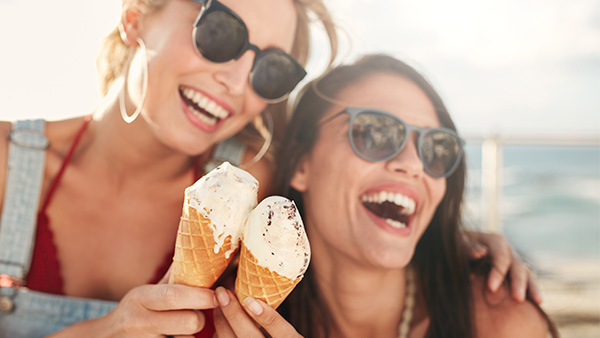 dos niñas tomando helado
