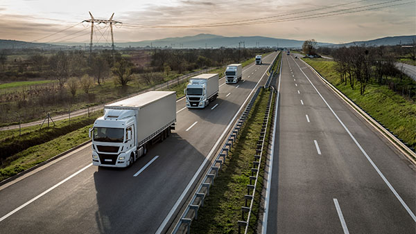 cuatro camiones en una autopista