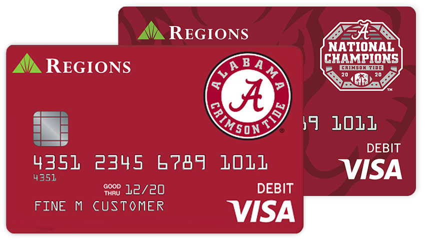 Dos ejemplos de opciones de tarjeta de débito Visa® Alabama Crimson Tide con fondo carmesí y diferentes marcas de agua y logotipos.