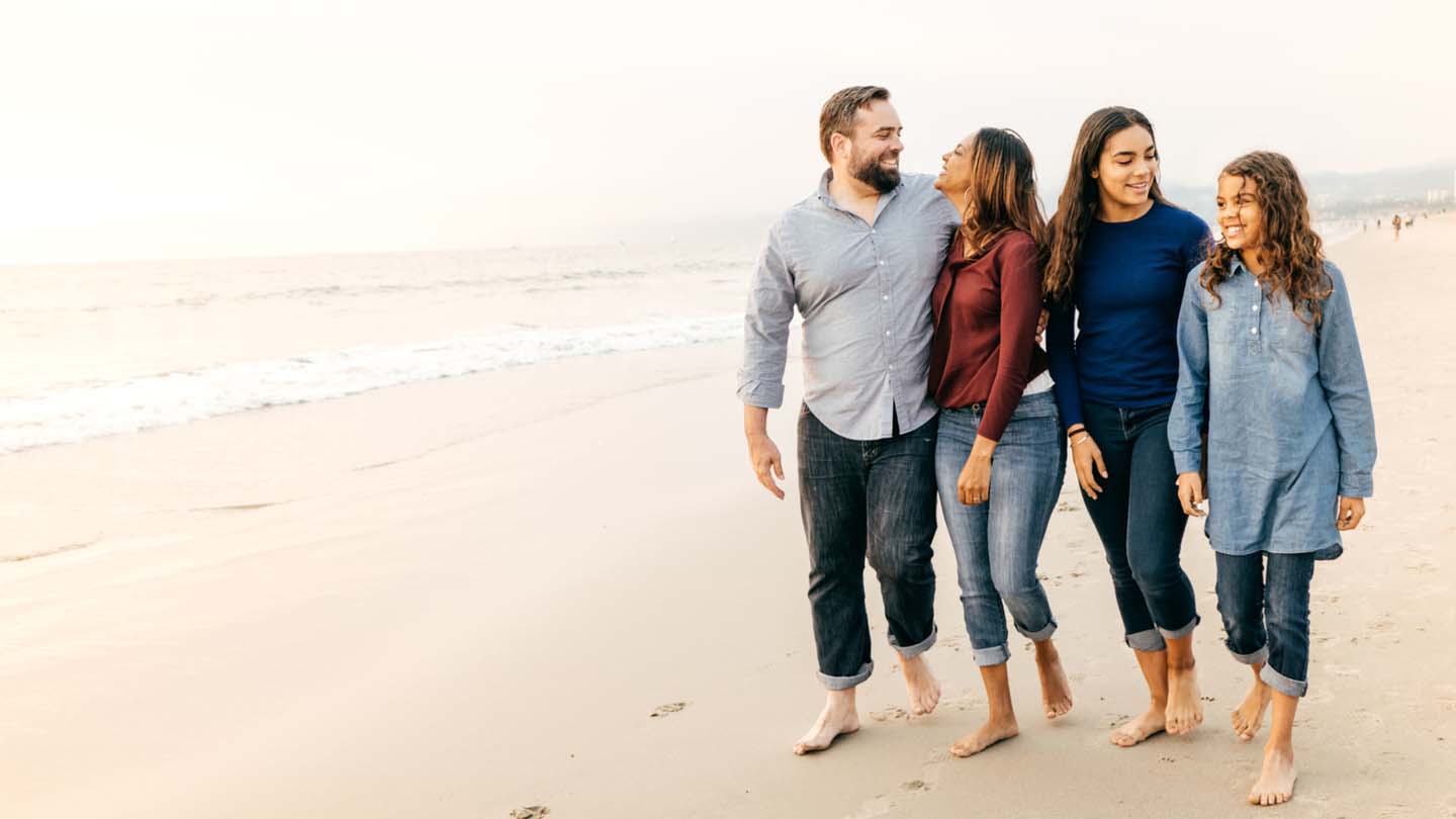 familia pasando tiempo juntos en la playa