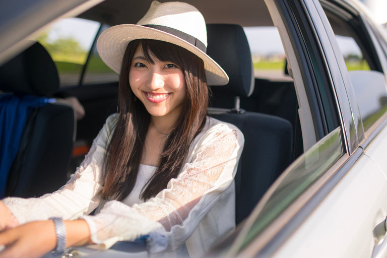 conductora sonriente en un auto