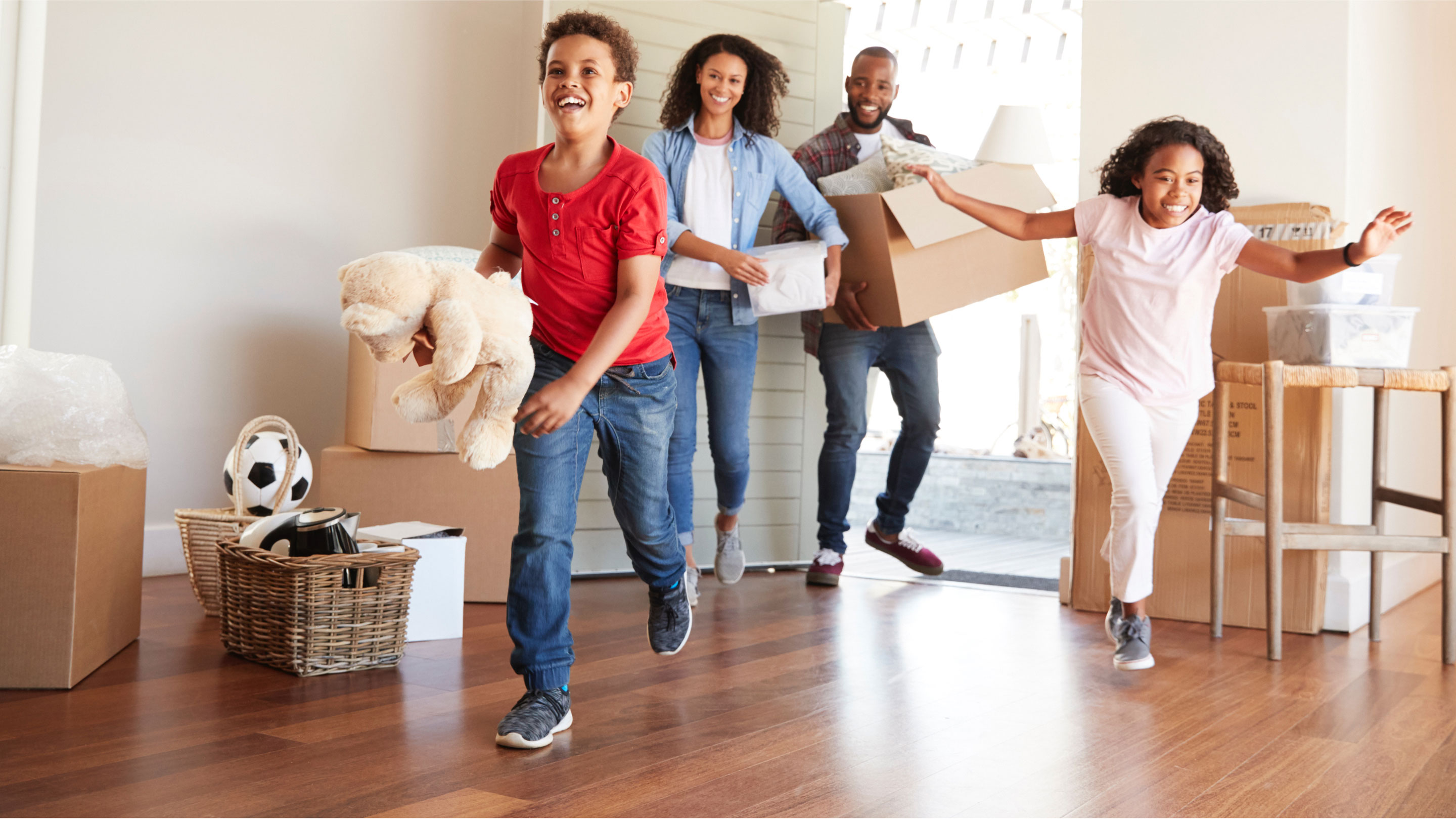 Familia que entra corriendo emocionada a su nueva casa