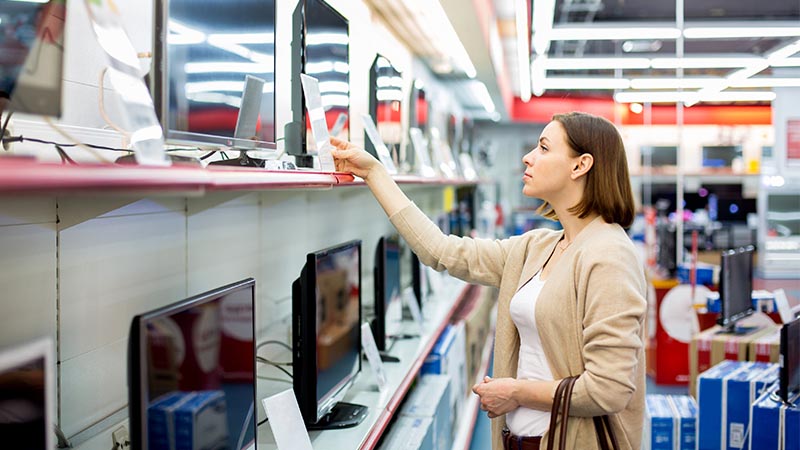 mujer buscando un televisor para comprar