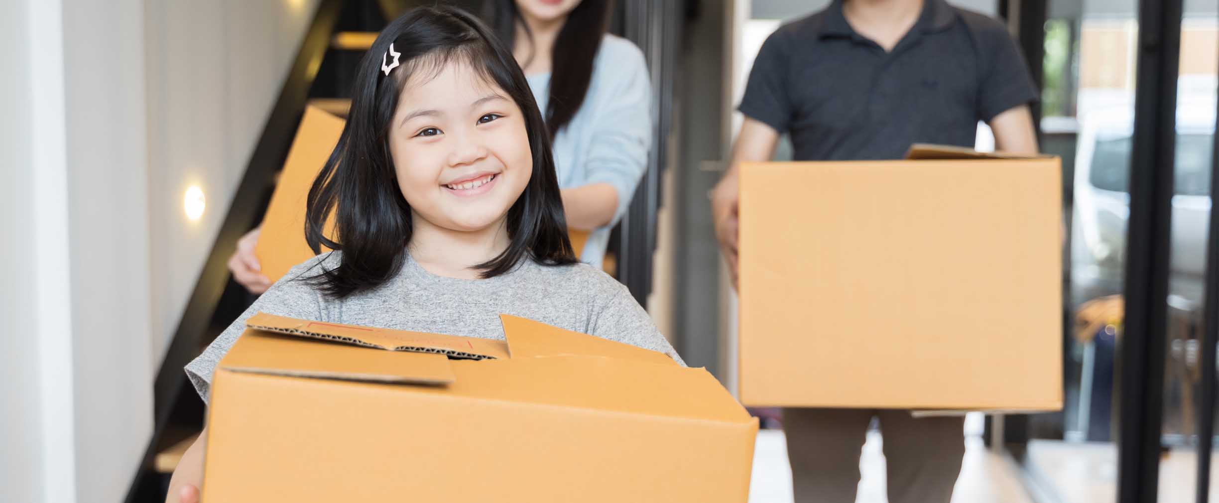 familia llevando cajas de mudanza