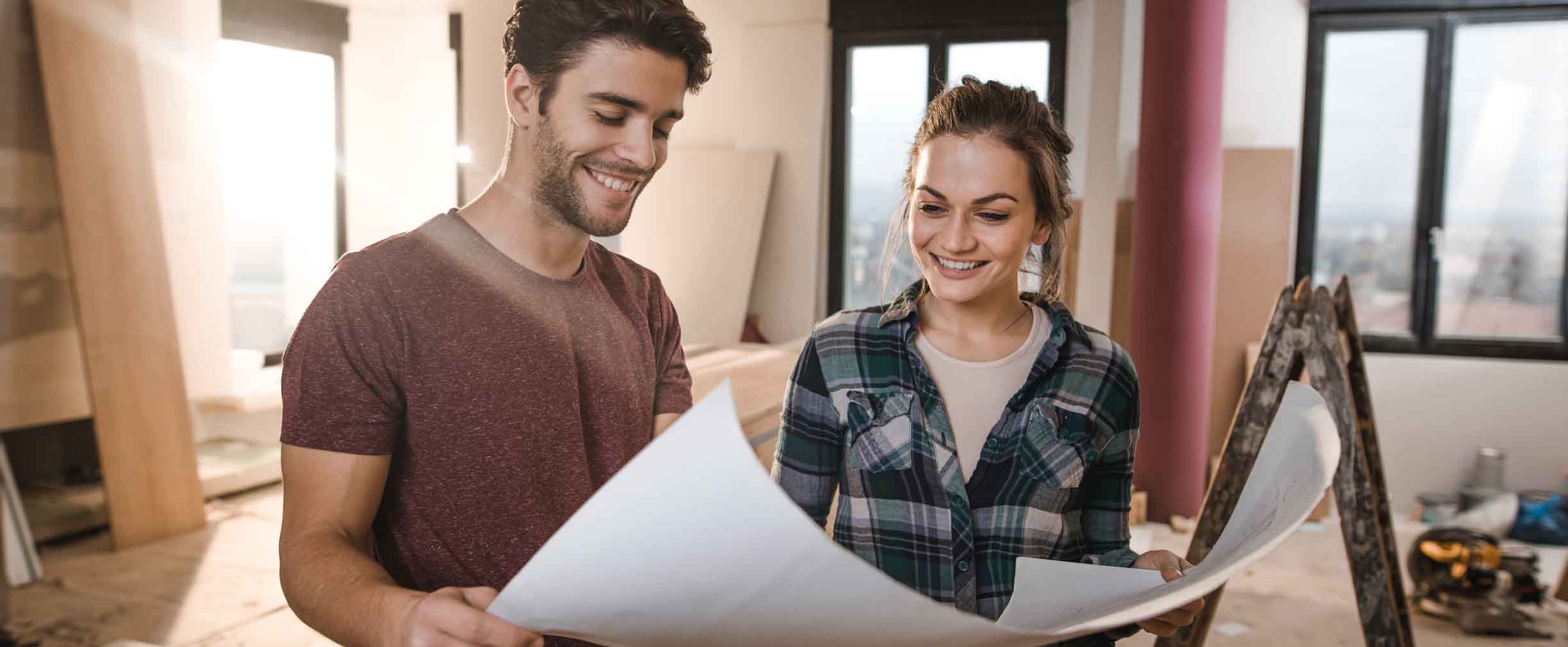 pareja remodelando su vivienda