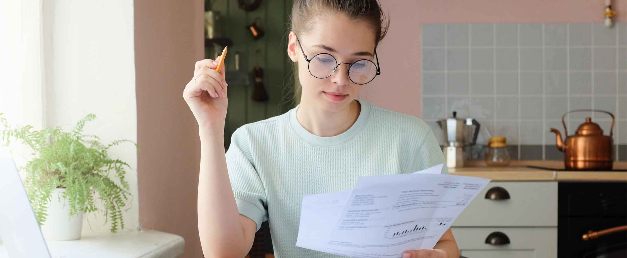 Foto de banco de imágenes: foto en interiores de joven europea sentada a la mesa en casa