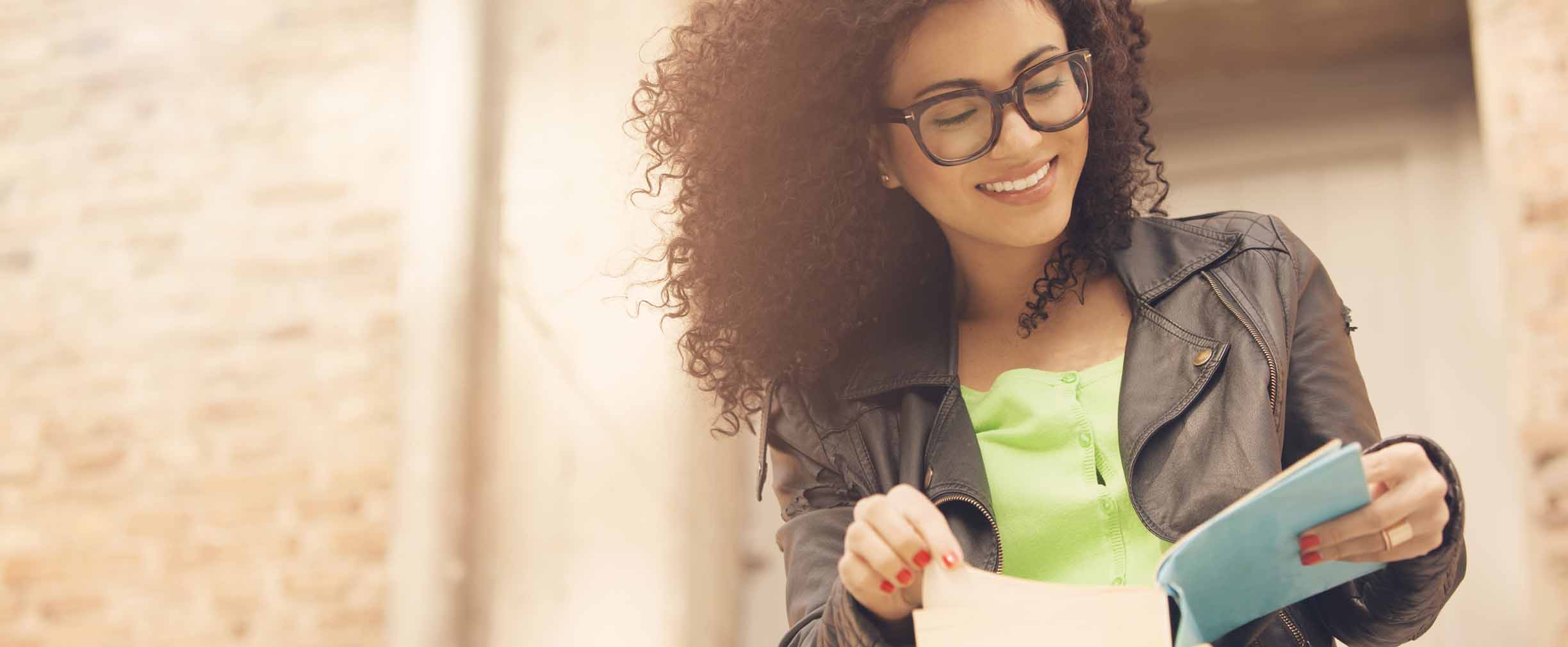 muchacha afroamericana leyendo un libro