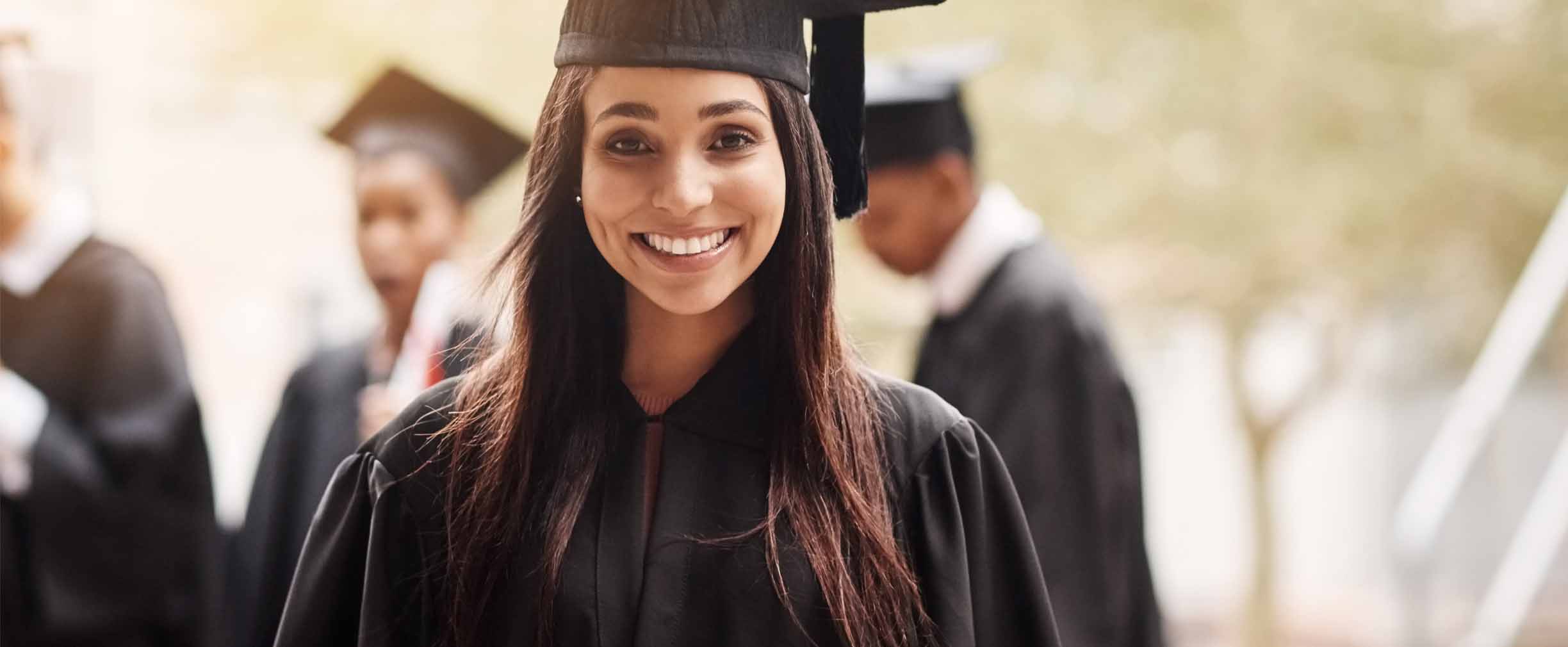 muchacha graduándose de la escuela