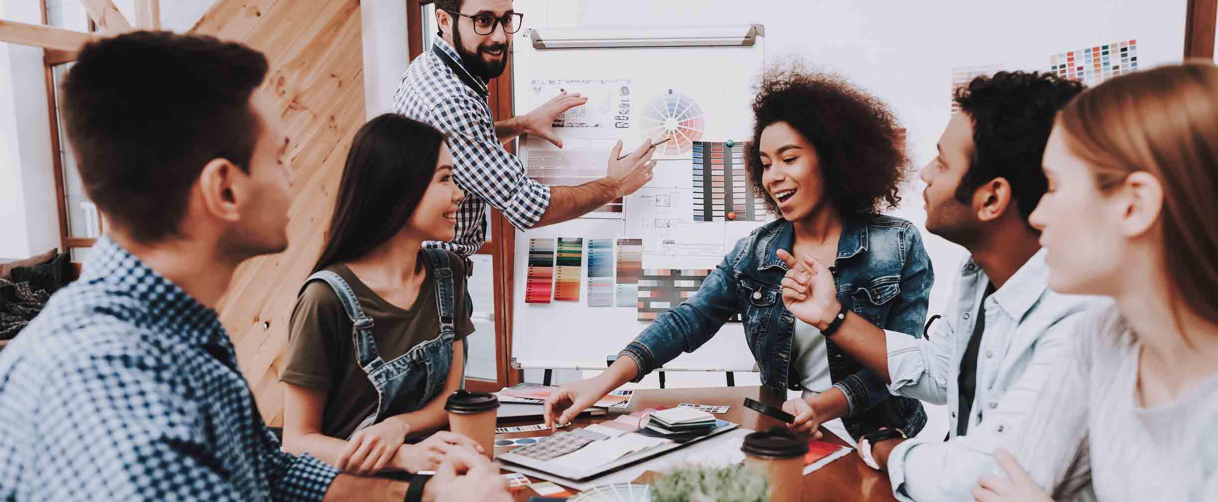 grupo de profesionales jóvenes en una reunión laboral