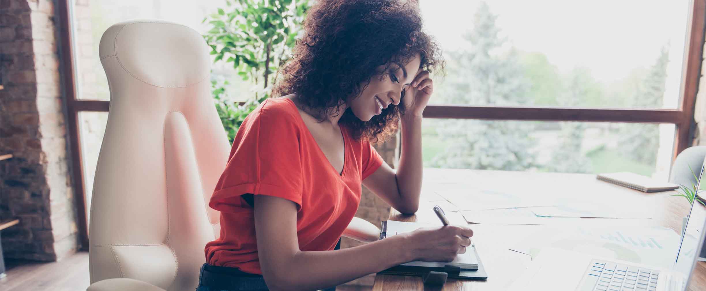 joven profesional trabajando en su escritorio