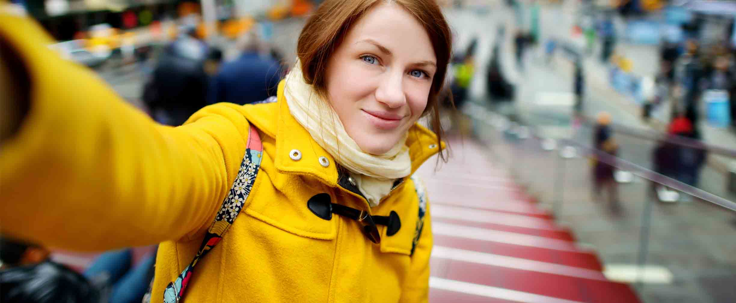 mujer tomándose una selfie en la ciudad