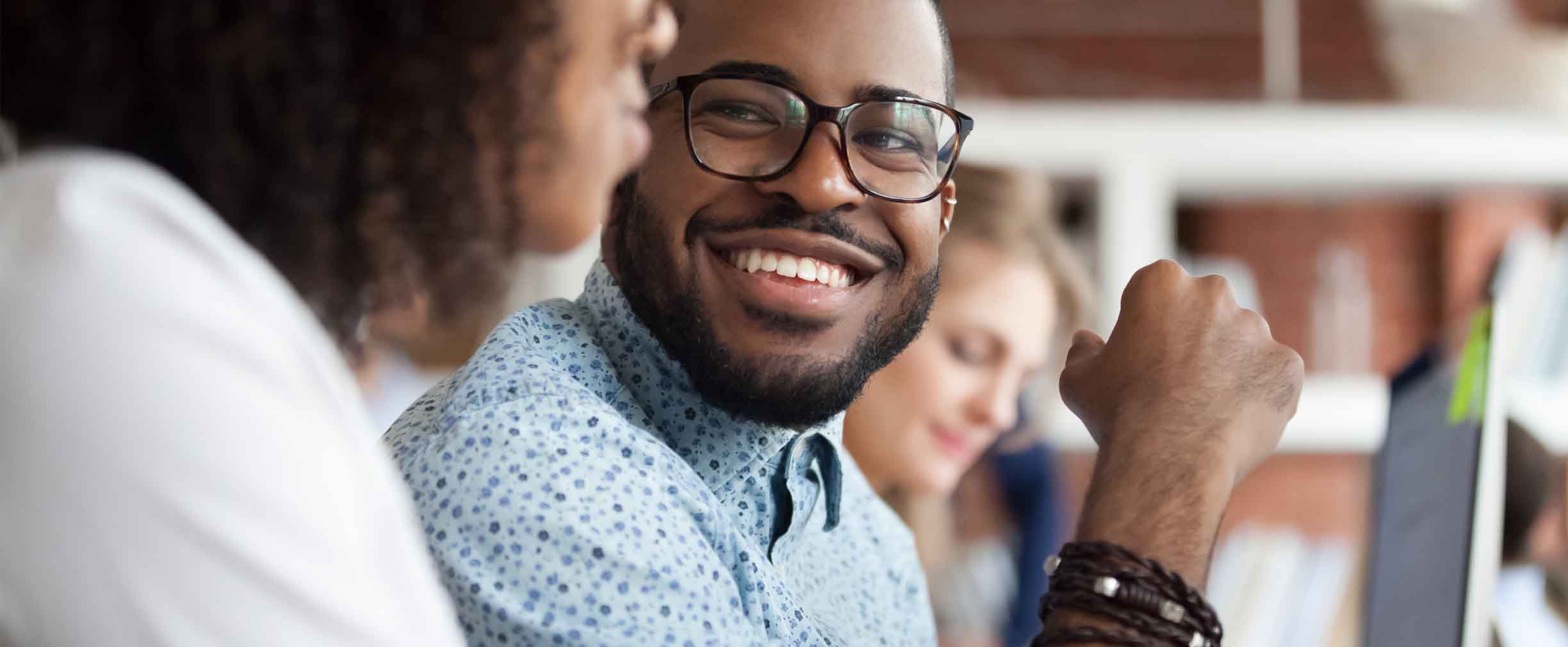 hombre afroamericano sonriente