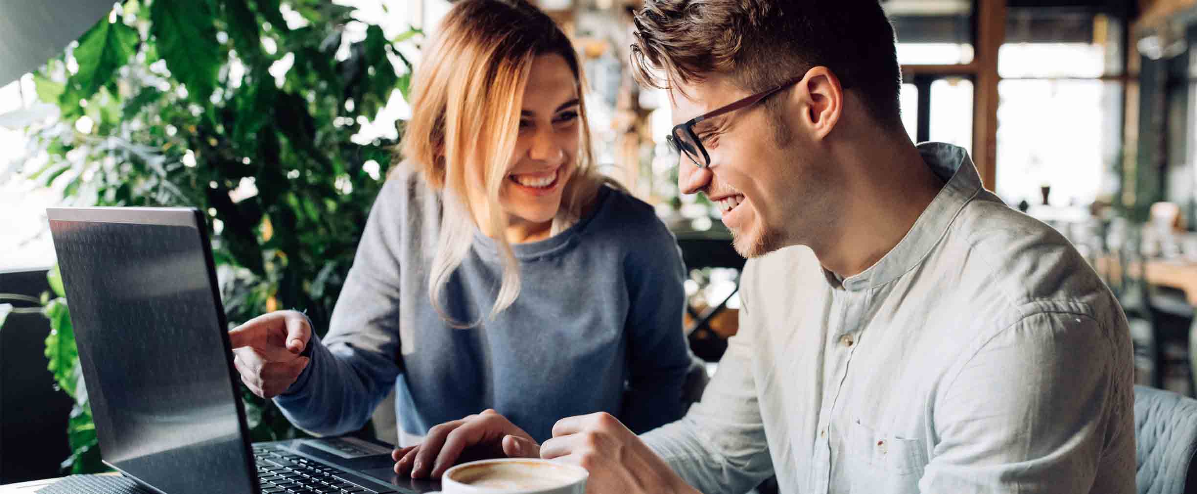 amigos tomando un café