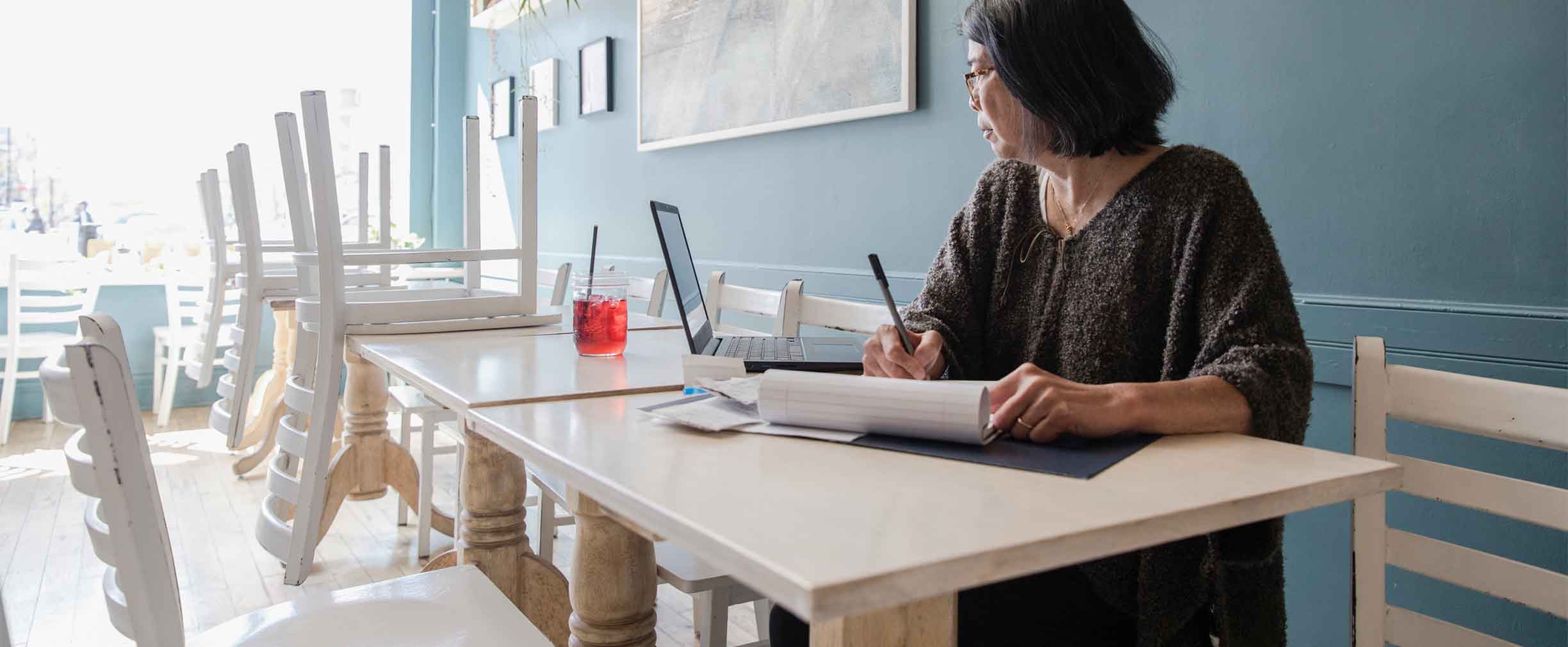 Una empresaria tomando notas en una mesa.