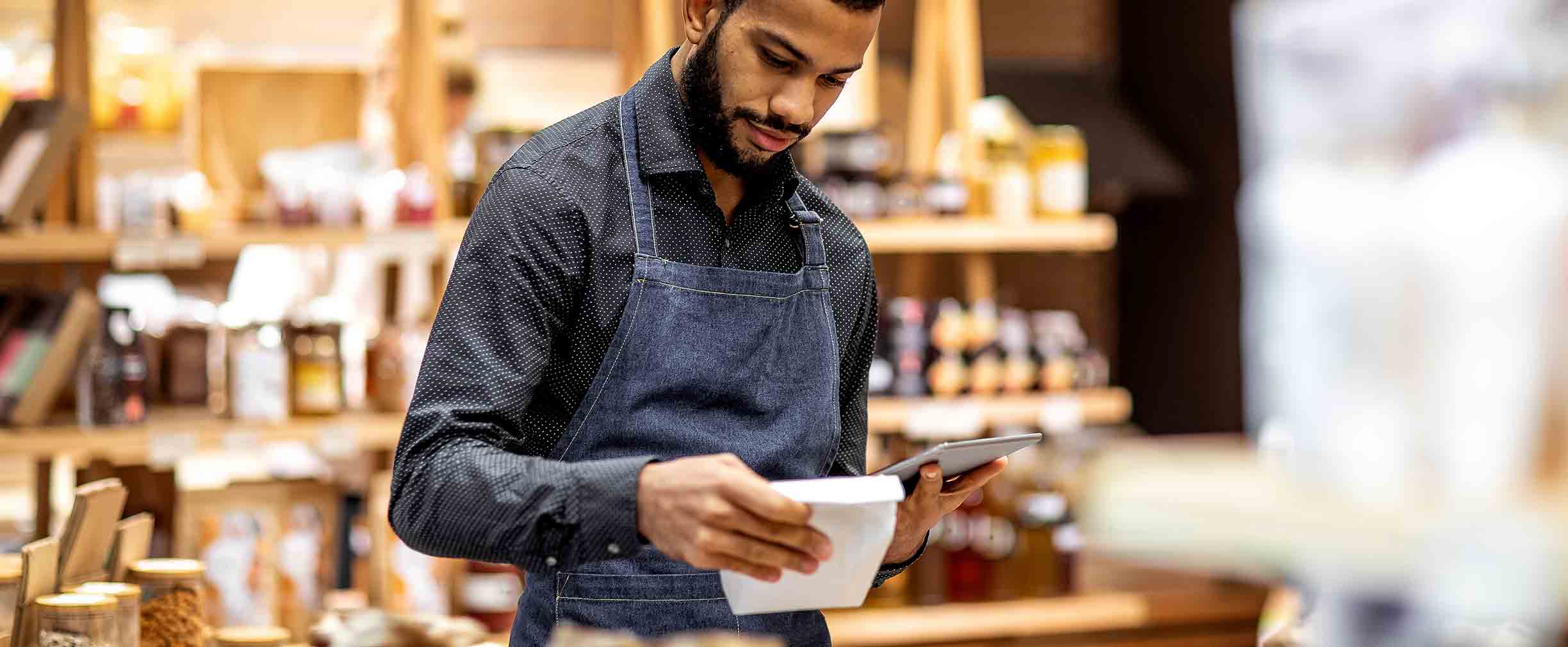 Empleado trabajando en una tienda de comestibles