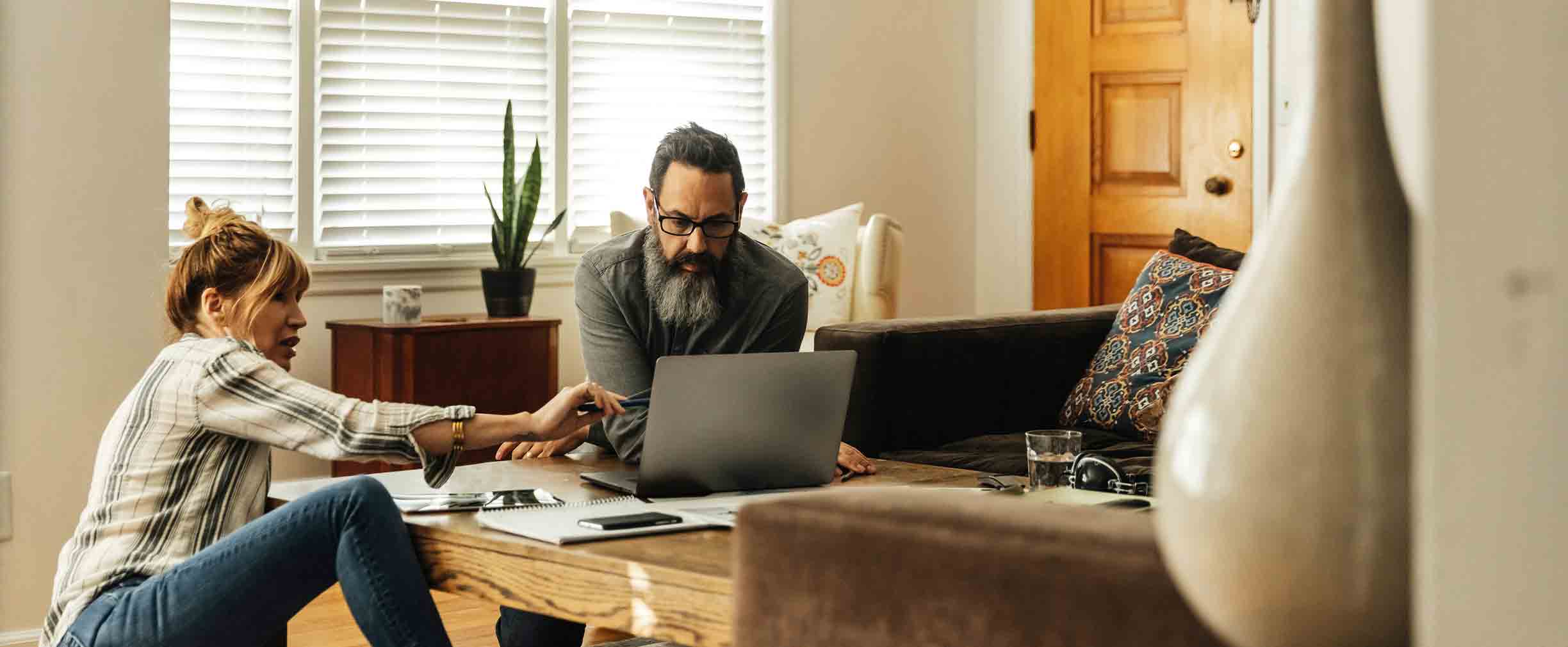 Una pareja planificando sus inversiones en la sala.