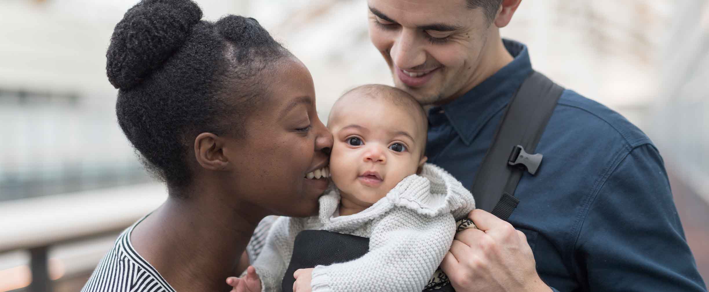 pareja birracial con hijo adoptado