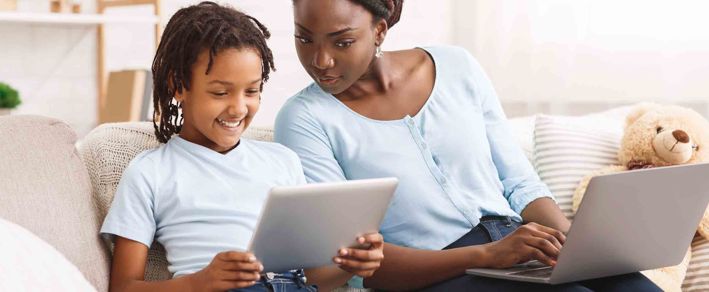 Madre atenta enseñando a sus hijos protección de su privacidad en línea