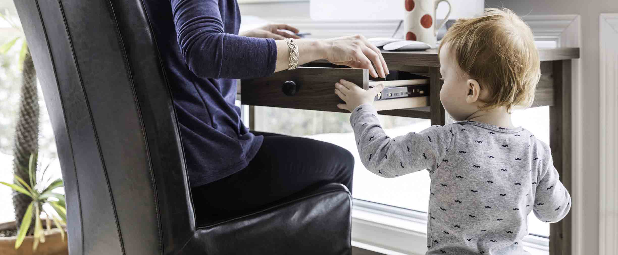 madre trabajando y jugando con su hija