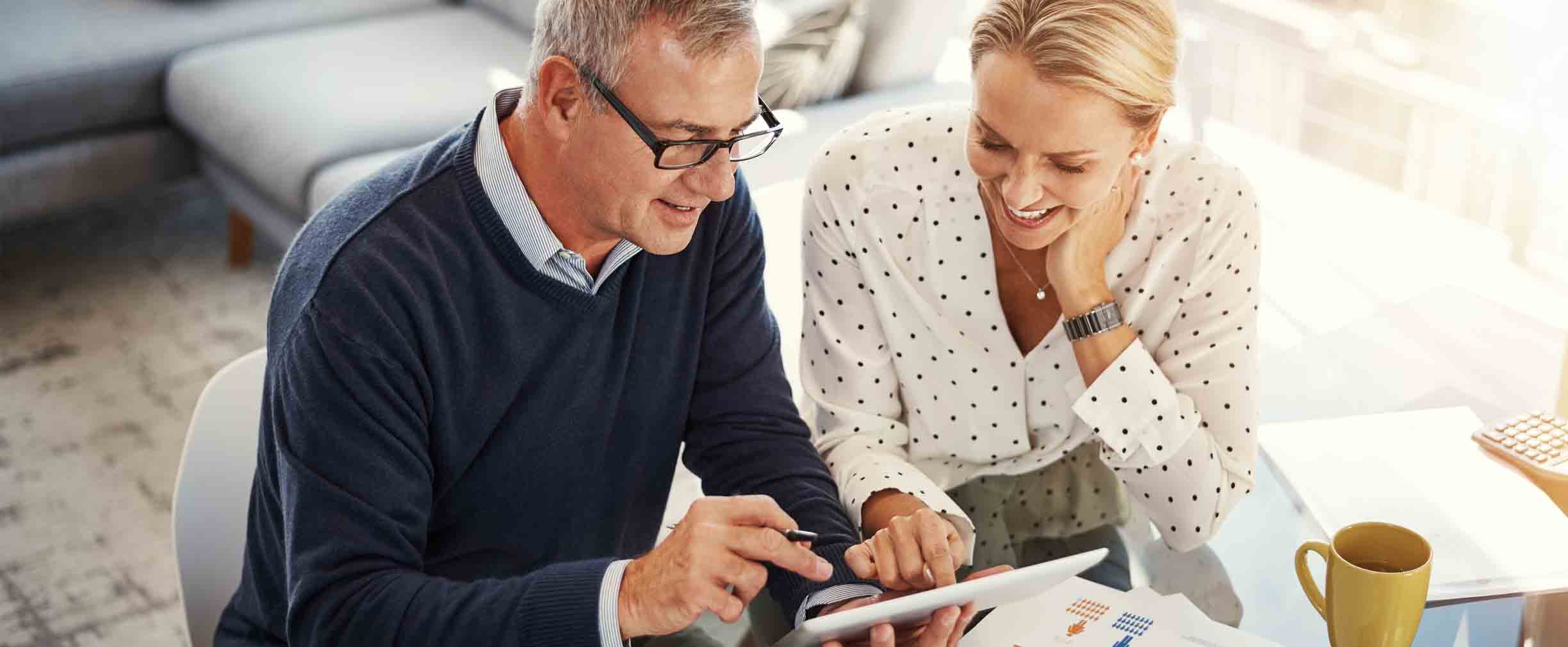 pareja adulta revisando sus finanzas en una tableta