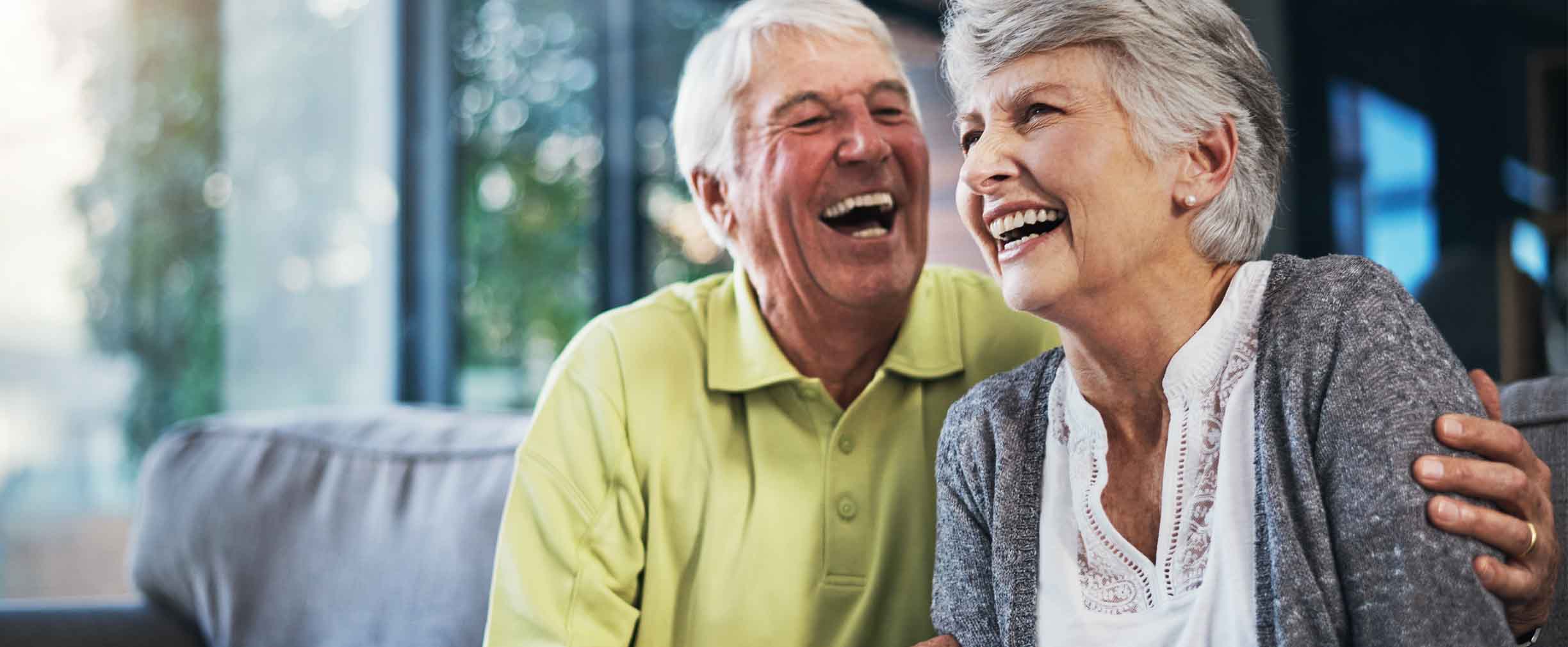 pareja feliz jubilada