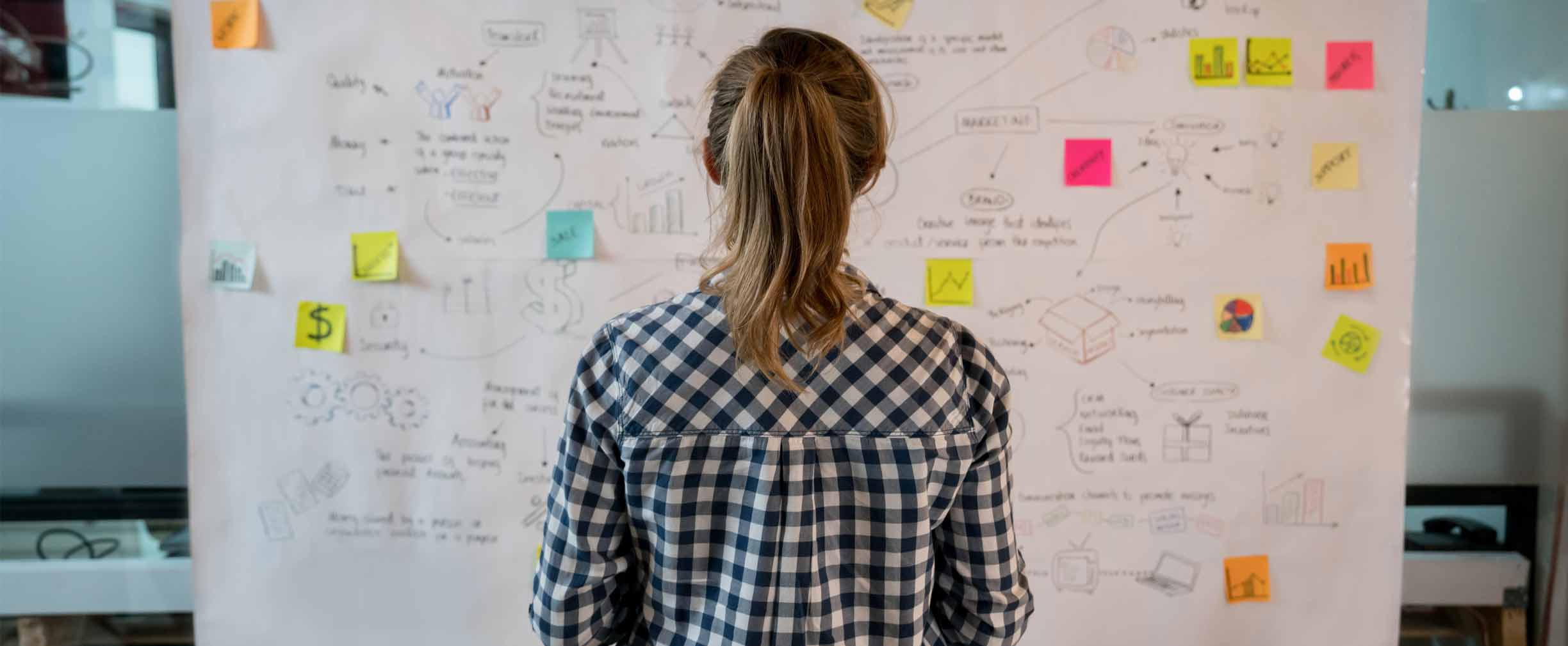 Mujer explicando un plan comercial en una oficina creativa