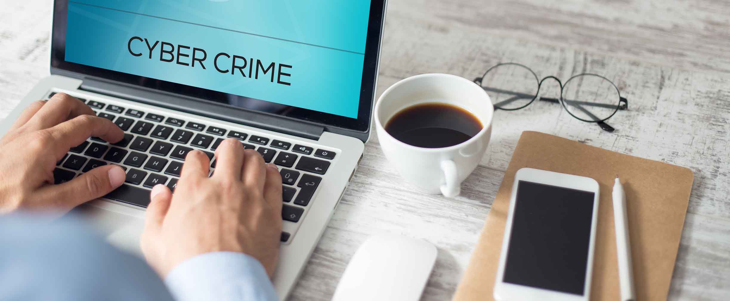persona de negocios usando una laptop y una advertencia de fraude en la pantalla