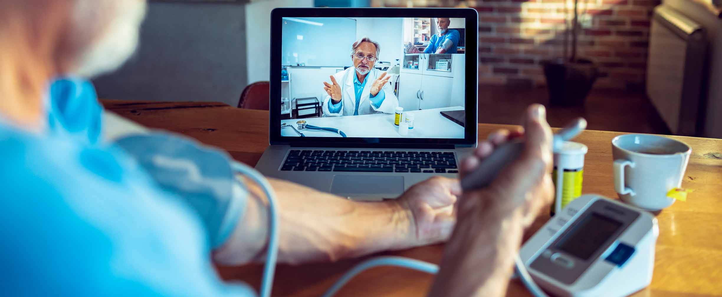 Hombre mayor en una consulta con su médico por Internet