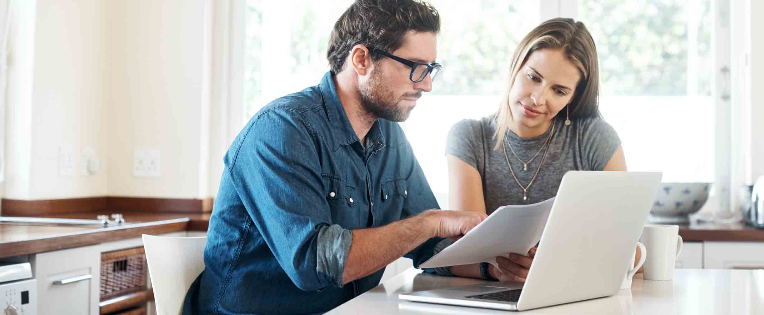 Pareja joven trabajando juntos en sus finanzas, en casa