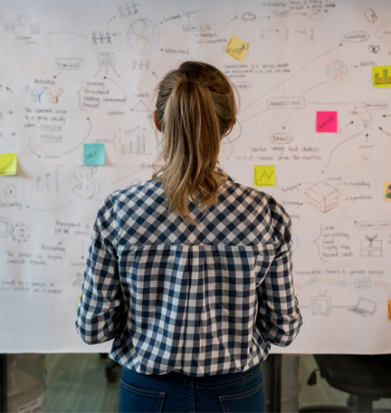 Mujer explicando un plan comercial en una oficina creativa