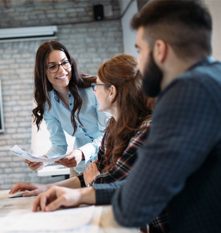 compañeros de trabajo mirando los datos de un proyecto en una computadora
