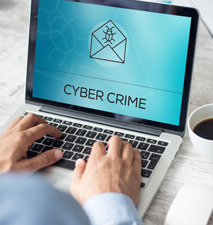 persona de negocios usando una laptop y una advertencia de fraude en la pantalla