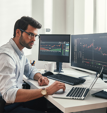 Hombre trabajando en su moderna oficina en casa