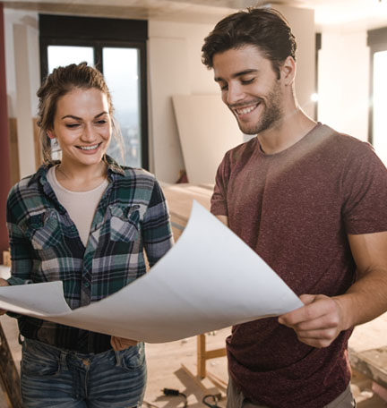 pareja remodelando su vivienda