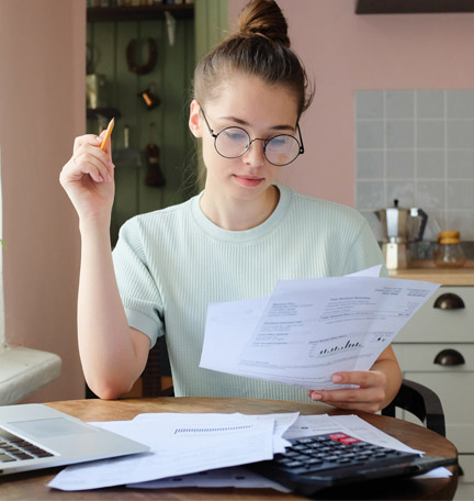 Foto de banco de imágenes: foto en interiores de joven europea sentada a la mesa en casa