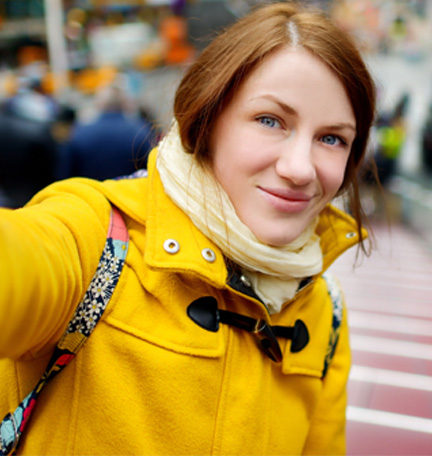 mujer tomándose una selfie en la ciudad
