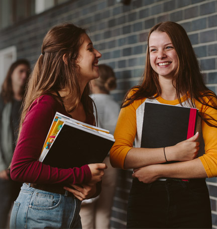 dos estudiantes sosteniendo libros