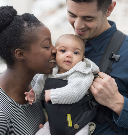 pareja birracial con hijo adoptado