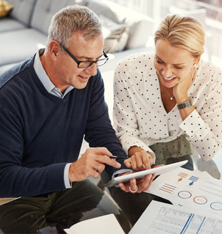 pareja adulta revisando sus finanzas en una tableta