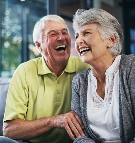 pareja feliz jubilada