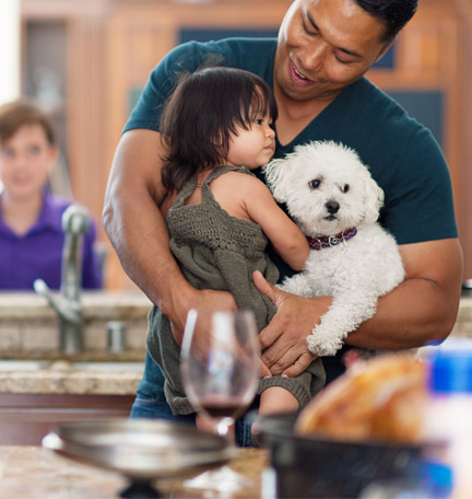 familia reunida en la cocina