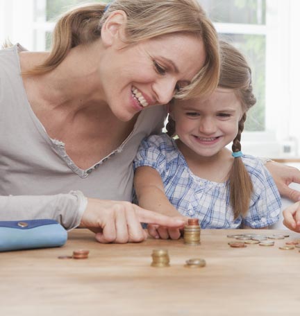 Mamá educando a los niños sobre el dinero