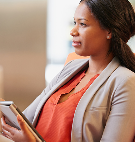 mujer sentada en una silla